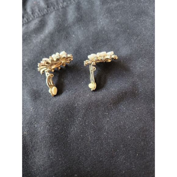 Vintage Rhinestone And "Enamel Pearls" Flower Spritz Clip On Earrings - Picture 4 of 4